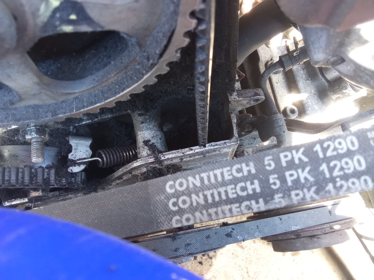 ViJuDaGD's tweet image. Today I lifted the timing belt cover to inspect it and, surprise! I&apos;ve been lucky. But I don&apos;t understand what happened here. I had it replaced a couple of years ago on a carshop. Did they leave the bearing loose? Or does it break so easily, even though it&apos;s a critical component?
