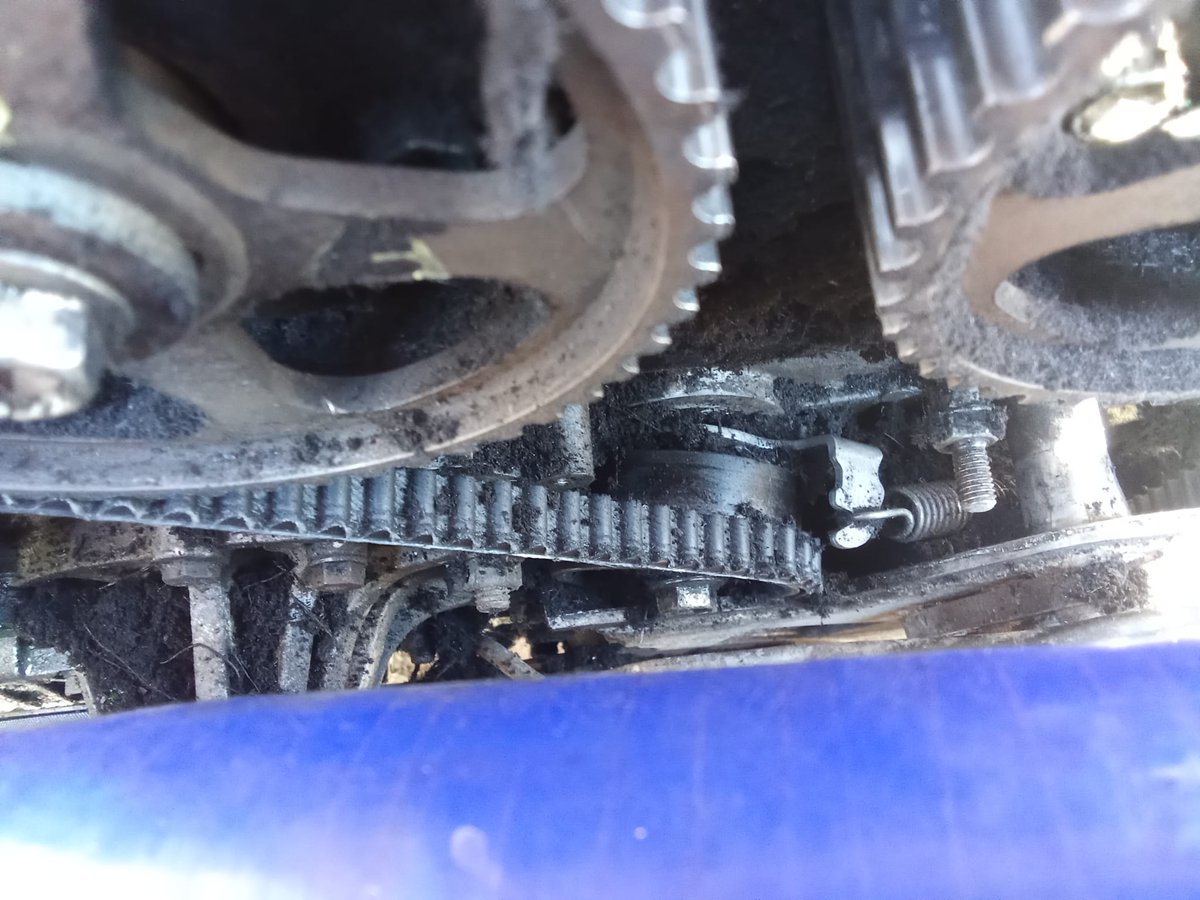 ViJuDaGD's tweet image. Today I lifted the timing belt cover to inspect it and, surprise! I&apos;ve been lucky. But I don&apos;t understand what happened here. I had it replaced a couple of years ago on a carshop. Did they leave the bearing loose? Or does it break so easily, even though it&apos;s a critical component?