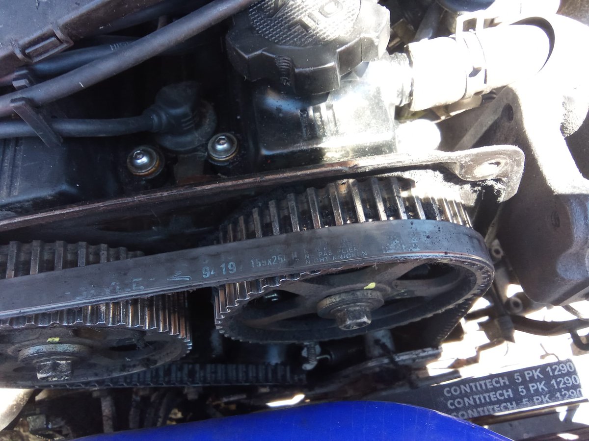ViJuDaGD's tweet image. Today I lifted the timing belt cover to inspect it and, surprise! I&apos;ve been lucky. But I don&apos;t understand what happened here. I had it replaced a couple of years ago on a carshop. Did they leave the bearing loose? Or does it break so easily, even though it&apos;s a critical component?