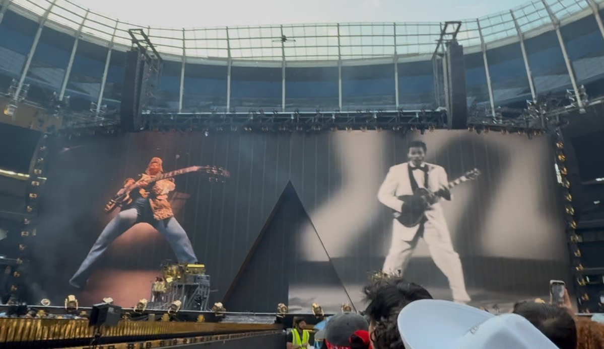 MYBEDAZZLEDCANE's tweet image. Crazy to think Bey has already teased ACT III thematics, visuals and references in the COWBOY CARTER tour interludes 🤌🏼