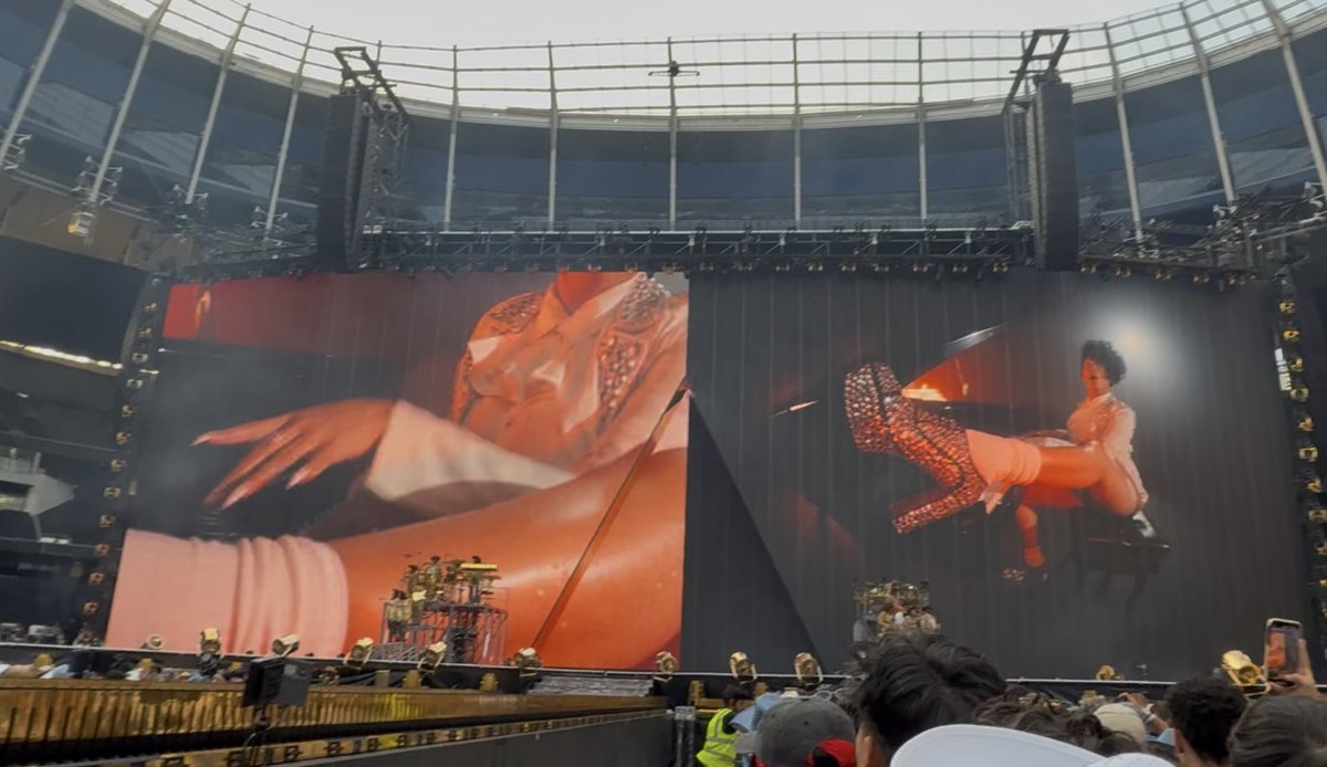 MYBEDAZZLEDCANE's tweet image. Crazy to think Bey has already teased ACT III thematics, visuals and references in the COWBOY CARTER tour interludes 🤌🏼