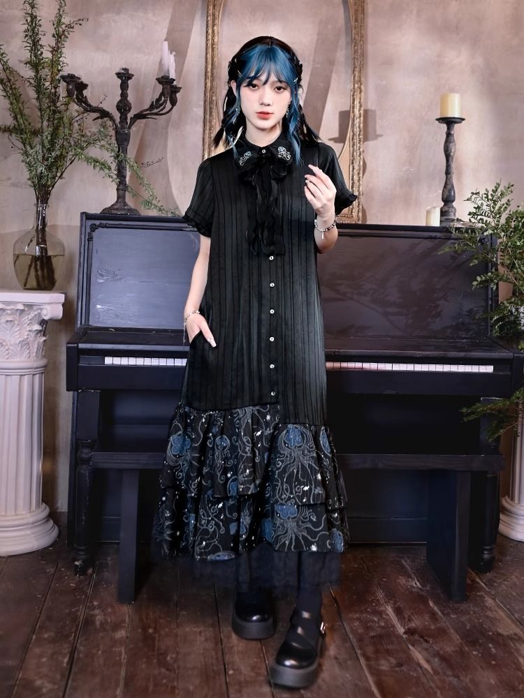 ManusxMachina's tweet image. 青藍の海月のシャツワンピース 
manus-machina.com/collections/ec… 
夜空の月が海に映り、静かに浮かんでいるような神秘的なクラゲを描いたシャツワンピース。スカート部分は段を重ねたティアードとチュールの重なりが奥行きを演出してくれる。夜の海を砕いて閉じ込めたような幻想的な雰囲気を放っています。
