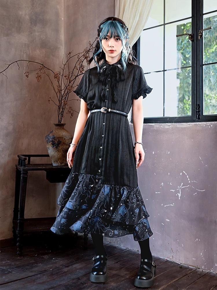 ManusxMachina's tweet image. 青藍の海月のシャツワンピース 
manus-machina.com/collections/ec… 
夜空の月が海に映り、静かに浮かんでいるような神秘的なクラゲを描いたシャツワンピース。スカート部分は段を重ねたティアードとチュールの重なりが奥行きを演出してくれる。夜の海を砕いて閉じ込めたような幻想的な雰囲気を放っています。