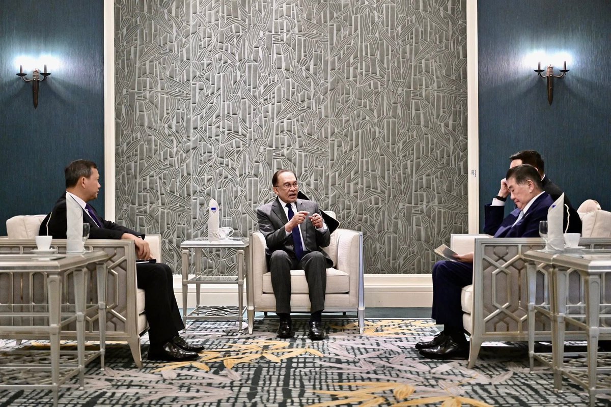 Emmacambodia's tweet photo. The powerful mediation, dialogue and diplomacy. Thank you to all those who made this happen - you know who you are. #persistancepays #peaceisalwayspossible Baby steps but onwards to peace. 🇰🇭🇲🇾🇹🇭☮️ https://t.co/VCoiaJwAyD
