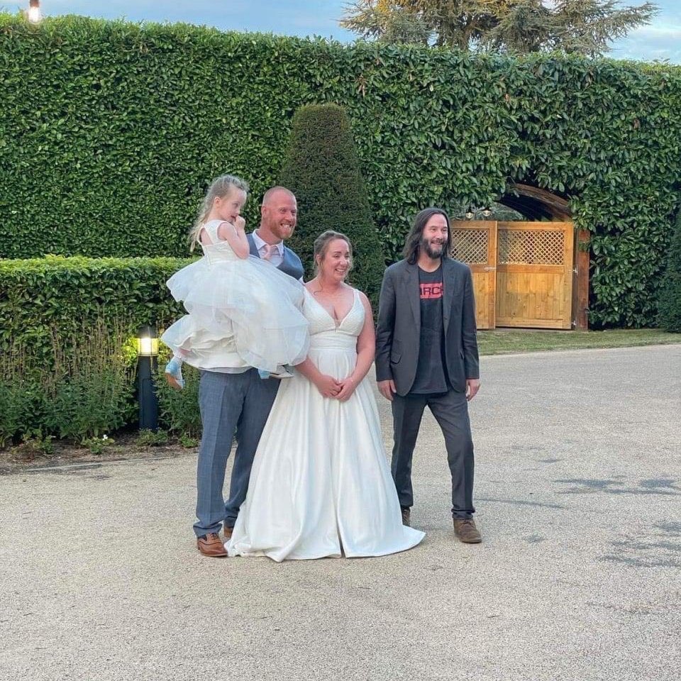 Celebrities acting like average Joes, a wholesome thread 🧵

1. The fact that a random couple ran into Keanu Reeves in a hotel lobby, invited him to their wedding, and he put on a suit and joined is proof he really is The One.