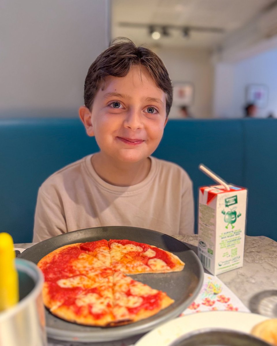 PizzaExpress's tweet image. Kids Eat Free is back! 🤩
You know the deal, download the app & get a three course Piccolo meal completely free when you order any adult main until 10th August. 🍕
Offer available from 28/07/2025 until 10/08/2025 inclusive, excluding Saturdays. T&Cs: pizzaexpress.com/terms-and-cond…
