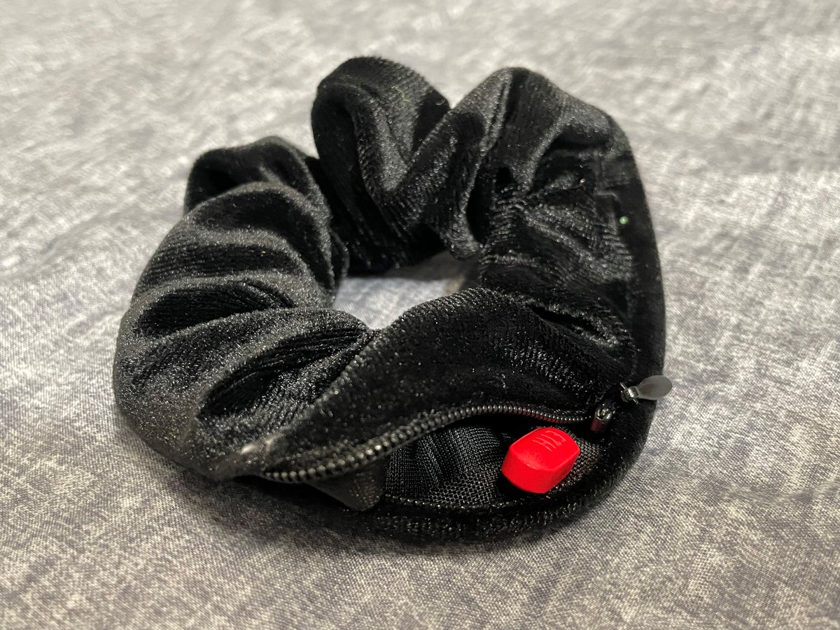 DEAOmahaDiv's tweet image. Listen up Gen X and Millennial #parents. Remember those fly #scrunchies of the 80's & 90's? They're back and they have pockets. Have conversations with your kids about the dangers of fake pills. There's no room for experimentation. #OnePillCanKill One Conversation Can Save a Life