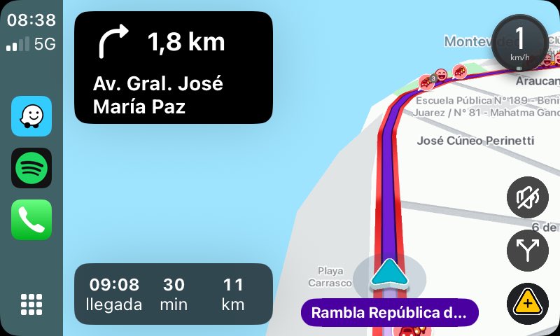 Hola <a href="/imtransito/">Montevideo Tránsito</a> <a href="/montevideoIM/">Intendencia de MVD</a> hicieron algo con los semáforos de la Rambla / barradas y el semáforo en la Rambla frente   al club náutico? Hace 10/15 días que están intransitables esas zonas.