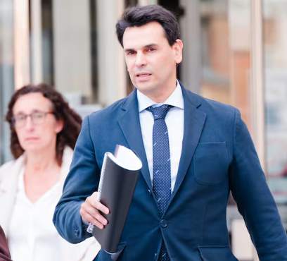 La Abogacía del Estado pide 3 años y 9 meses de prisión para el novio de Ayuso por fraude fiscal y falsificación. También reclaman 448.000€ de multa.

Otra pieza separada lo investiga por corrupción en los negocios.

El PP no es la alternativa a nada.