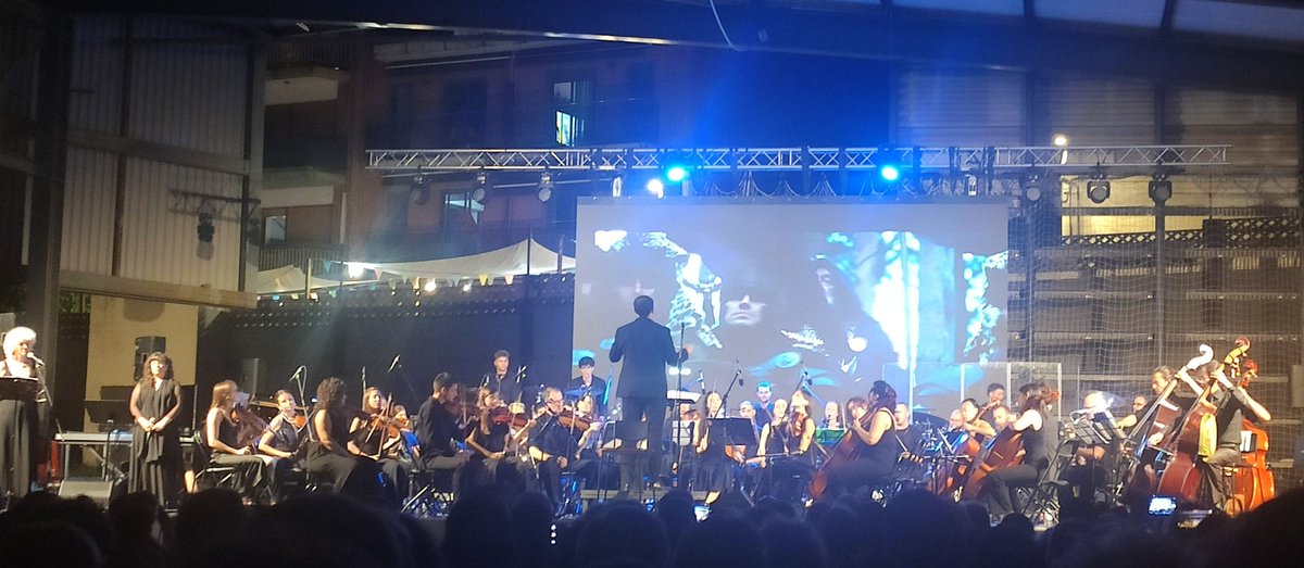 Ahir vam gaudir a <a href="/SantEsteveSes/">St Esteve Sesrovires</a> d'aquest ESPECTACLE de Penedés Film Orquestra. Certament sería maco, com deia <a href="/peregualmusic/">Pere Gual</a> , veure aquests concerts com a part de les festes majors. 
Si teniu oportunitat, no us ho penseu, emoció assegurada!