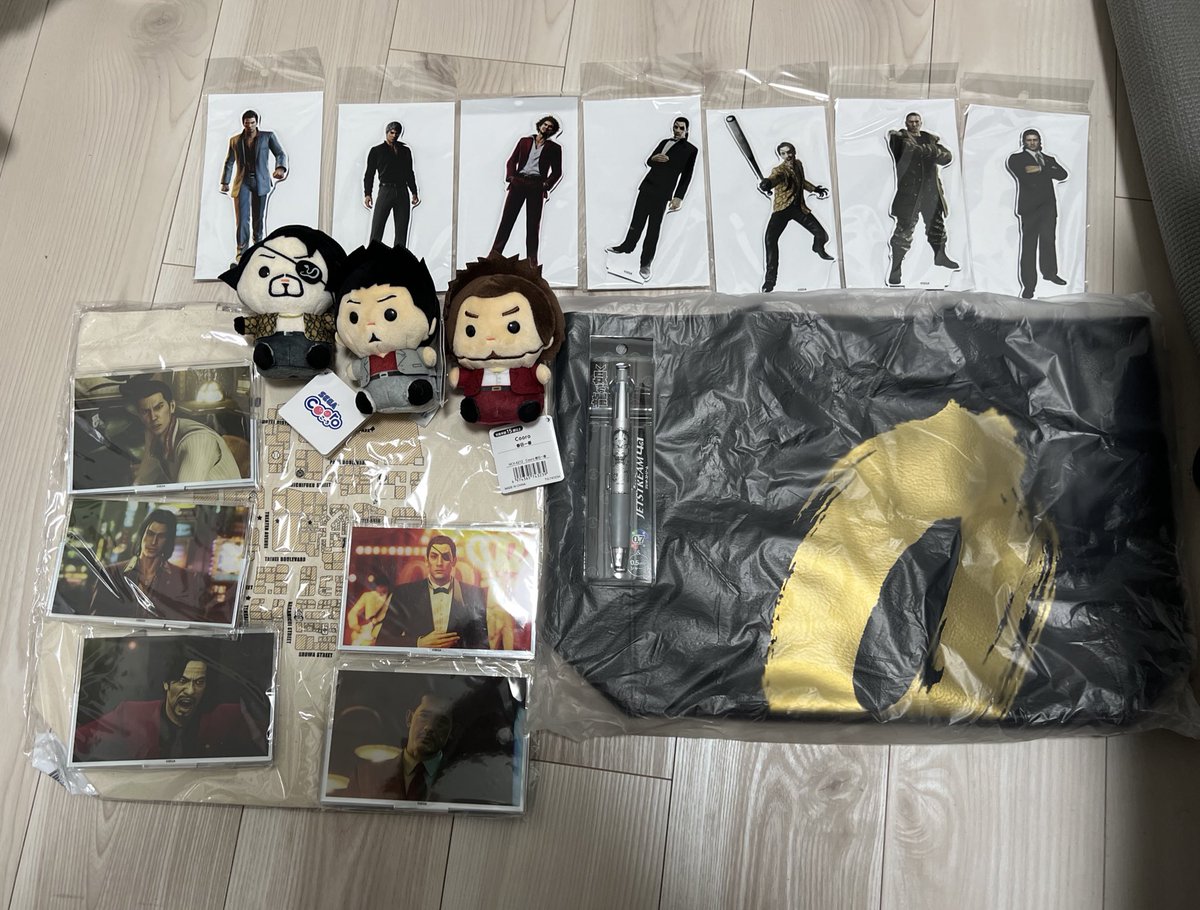 Goro_syurepip's tweet image. 昨日のSEGAストアの戦利品！＋歌舞伎町の自販機でトートバッグ買った！☺️
なんやかんやアクスタ持ってなかったんよね🤔