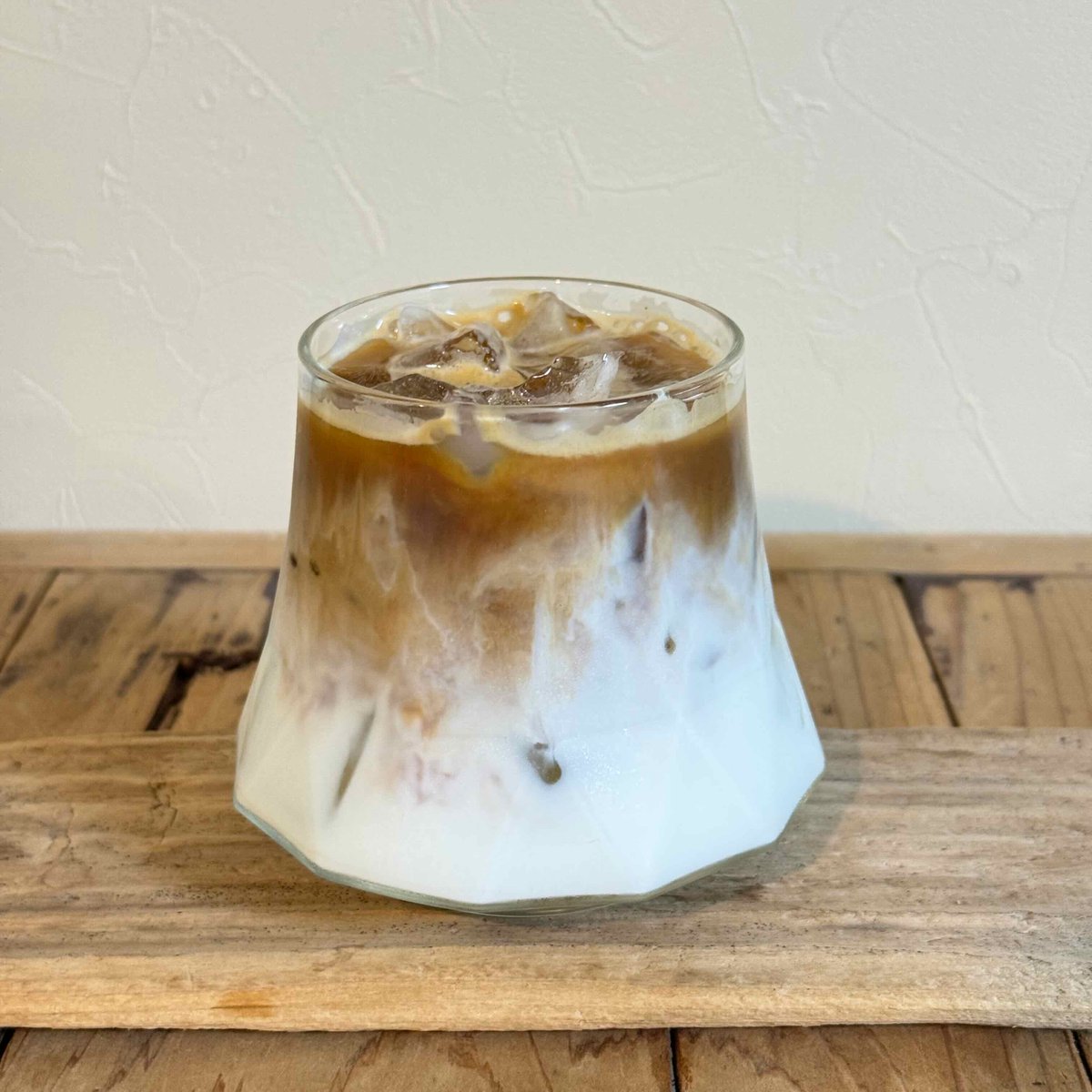 _aremokoremo_'s tweet image. モヒートミントカフェラテ：カフェラテにモヒートミントシロップを入れてさっぱり系を目指した 
が！100mlの牛乳、エスプレッソ30mlに10mlのミントシロップだったんだけれど、ミント強い〜 
今度は5mlとかにするかな 
夏に炭酸と割るといいかも
 amzn.to/45mqvrb 
#アレモカフェ