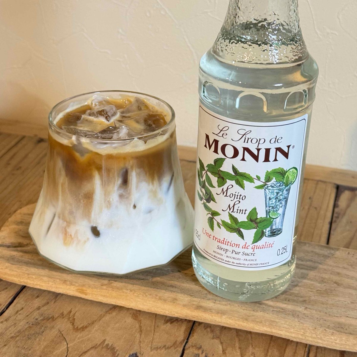 _aremokoremo_'s tweet image. モヒートミントカフェラテ：カフェラテにモヒートミントシロップを入れてさっぱり系を目指した 
が！100mlの牛乳、エスプレッソ30mlに10mlのミントシロップだったんだけれど、ミント強い〜 
今度は5mlとかにするかな 
夏に炭酸と割るといいかも
 amzn.to/45mqvrb 
#アレモカフェ
