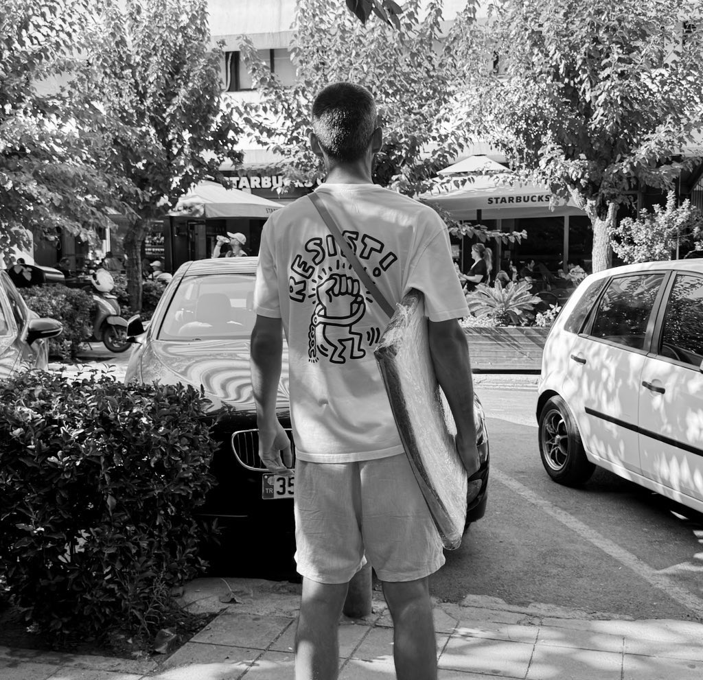 serc1n's tweet image. gm
Back home after 3 weeks of vacation.
- Bad news: My luggage got lost
- Good news: 67 physical editions of the Haring and Basquiat pack weren’t lost.
We are so back🤘🏼
