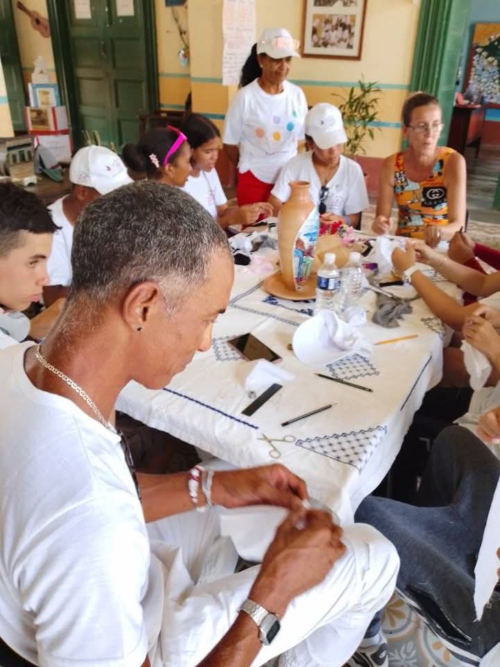 MairaFundora's tweet photo. Compartimos en este verano con el proyecto pueblos amigos del mundo, participaron infantes de Cuba, Francia, el Salvador y Colombia. Se realizaron tareas de impacto. #EducaciónTrinidad #CubaMined @AndreiArmasBra6 @TurinoWilliam @TFontanills @AlexisLorente74 https://t.co/t9h6xDZkHv