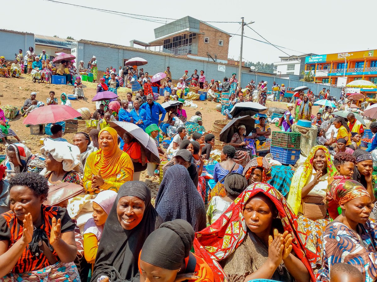 Musanze District (@musanzedistrict) on Twitter photo Ku Isoko ry'ibiribwa rizwi nka 'Kariyeri', habereye ubukangurambaga ku isuku no kujyana abana mu Ngo Mbonezamikurire, bwayobowe na Visi Meya <a href="/TheoKayiranga/">Kayiranga Theobald</a>. Bwitabiriwe n’abacuruzi n'abaje kurihahiramo, ubuyobozi bw'isoko n'umukozi ufite isuku mu nshingano muri <a href="/Muhoza_sector/">Muhoza Sector/Musanze District</a>. Ku Isoko ry'ibiribwa rizwi nka 'Kariyeri', habereye ubukangurambaga ku isuku no kujyana abana mu Ngo Mbonezamikurire, bwayobowe na Visi Meya <a href="/TheoKayiranga/">Kayiranga Theobald</a>. Bwitabiriwe n’abacuruzi n'abaje kurihahiramo, ubuyobozi bw'isoko n'umukozi ufite isuku mu nshingano muri <a href="/Muhoza_sector/">Muhoza Sector/Musanze District</a>.
