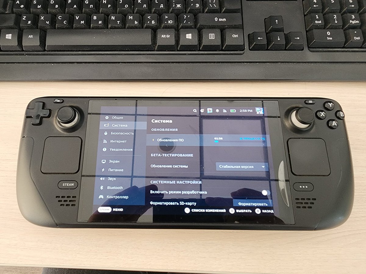 Мне подарили SteamDeck:3
Правда подержанный и и самый маленький, но все равно приятно.