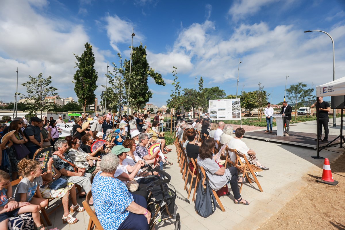 CanalTerrassa's tweet image. 🚧 | La futura Residència de Sant Pere Nord de #Terrassa hauria d’estar acabada a finals de 2026 

Aquest dilluns s&apos;ha fet l&apos;acte de col·locació de la primera pedra amb @monicambravo i @jordi_ballart 

Els veïns reclamen el 100% de la gestió pública

▶️terrassadigital.cat/primera-pedra-…
