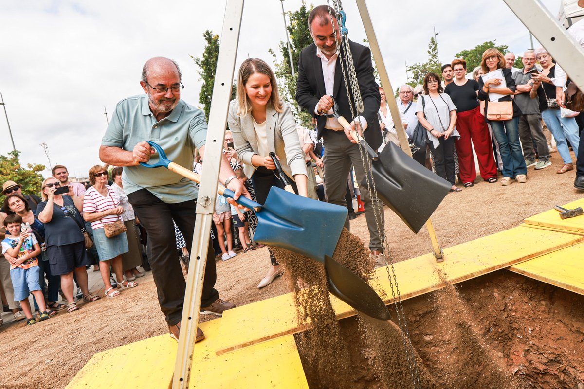 CanalTerrassa's tweet image. 🚧 | La futura Residència de Sant Pere Nord de #Terrassa hauria d’estar acabada a finals de 2026 

Aquest dilluns s&apos;ha fet l&apos;acte de col·locació de la primera pedra amb @monicambravo i @jordi_ballart 

Els veïns reclamen el 100% de la gestió pública

▶️terrassadigital.cat/primera-pedra-…
