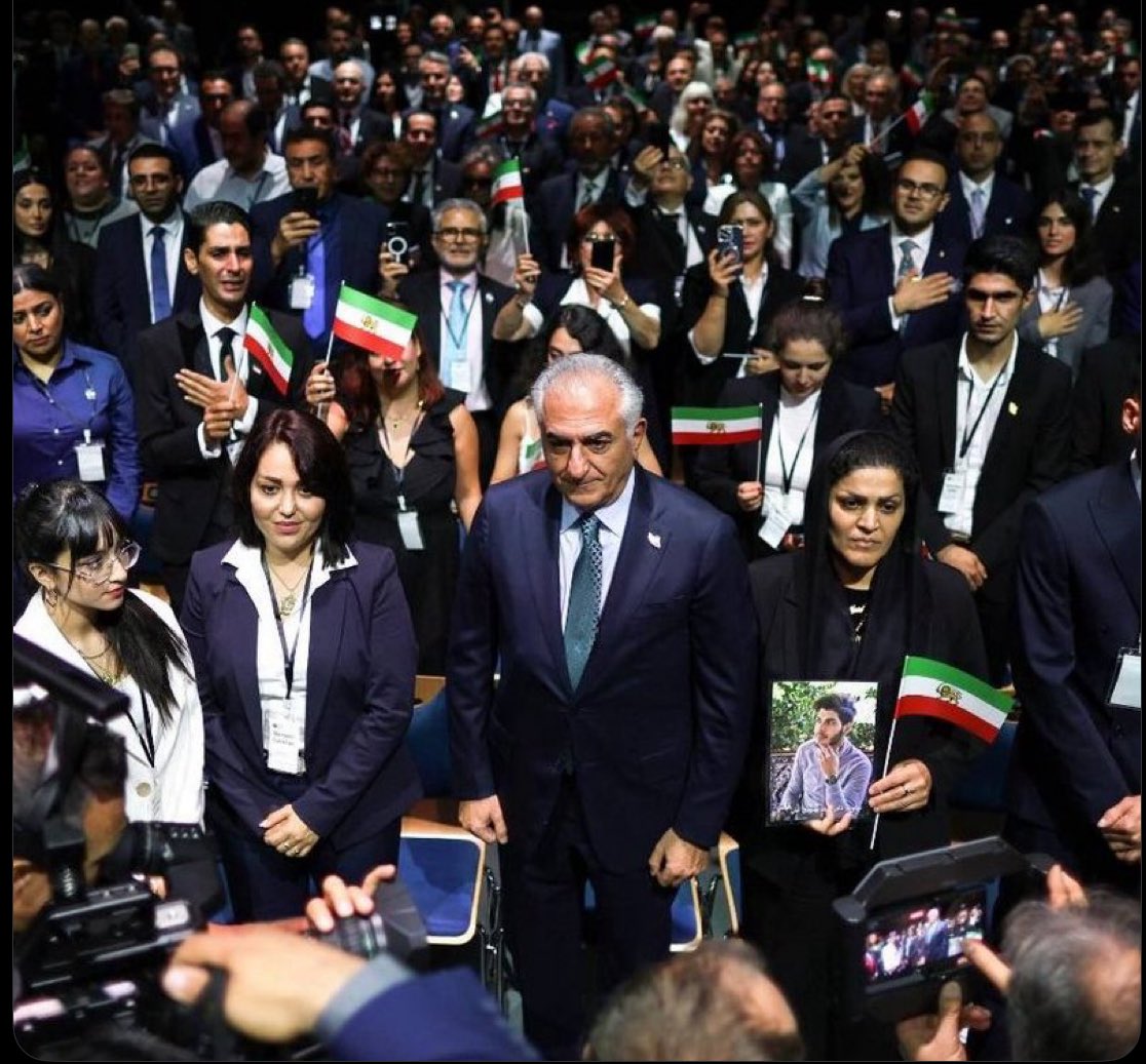 Sarjahanbakhsh's tweet image. وقتی چنین انسجامی شکل میگیره، خیلیها که از انقلاب فقط نفی و نفرت میفهمن، نگران میشن. چون اینجا صحبت از ساختن و سازمان یابی و هم افزایی نیروها بود
واین دقیقا ترس میآره برای جریانهای مردد، برای اصلاحطلبان شکستخورده، و برای کسانی که از اتحاد واقعی مردم میترسن
#همکاری_ملی