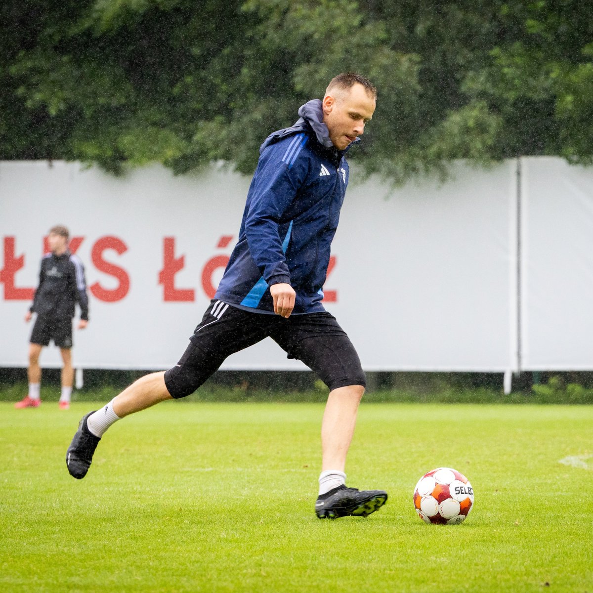 🌧️ Poniedziałkowy trening.

ℹ️ Do treningów z drużyną wrócił <a href="/lukasz_wiech97/">Łukasz  Wiech</a>. Obecni także Gustaf Norlin (zabrakło go w Krakowie) oraz <a href="/AleksanderBobek/">Aleksander Bobek</a> (musiał zejść z boiska z powodu urazu).