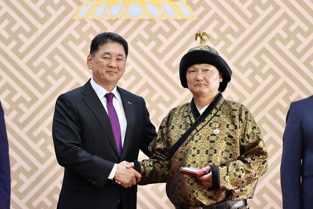 Ард нийтээрээ баярлаж, баяр хүргэж байгаа бол АРДЫН ЖҮЖИГЧИН цол эзнээ олжээ гэсэн үг!
👏👏👏💐💐💐