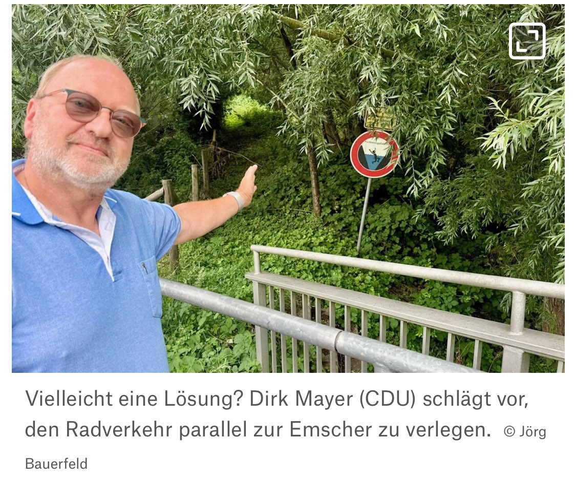 Rentner, die auf Dinge zeigen tweet media