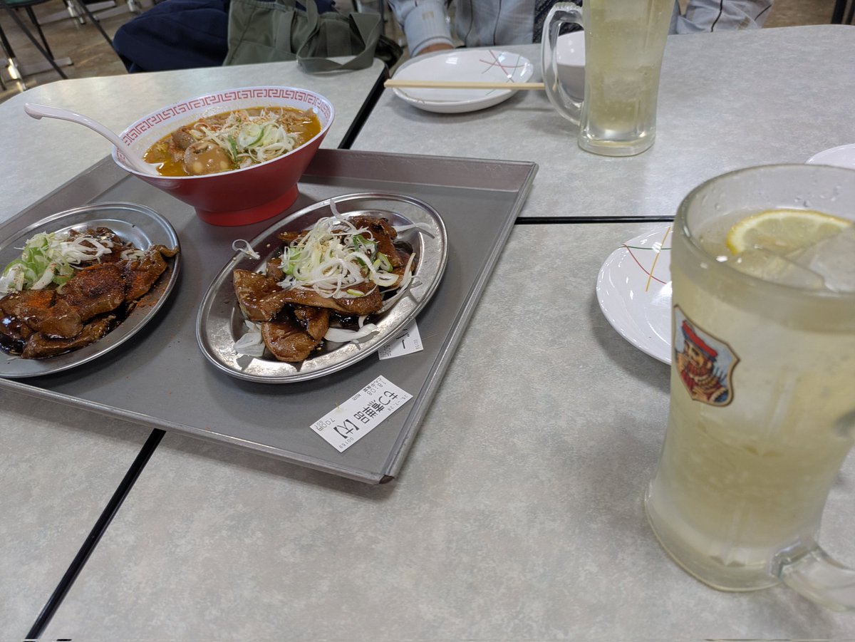 BodMonkey's tweet image. ウエリン先輩とウエリン先輩職場の上司と3次会まで呑んでる