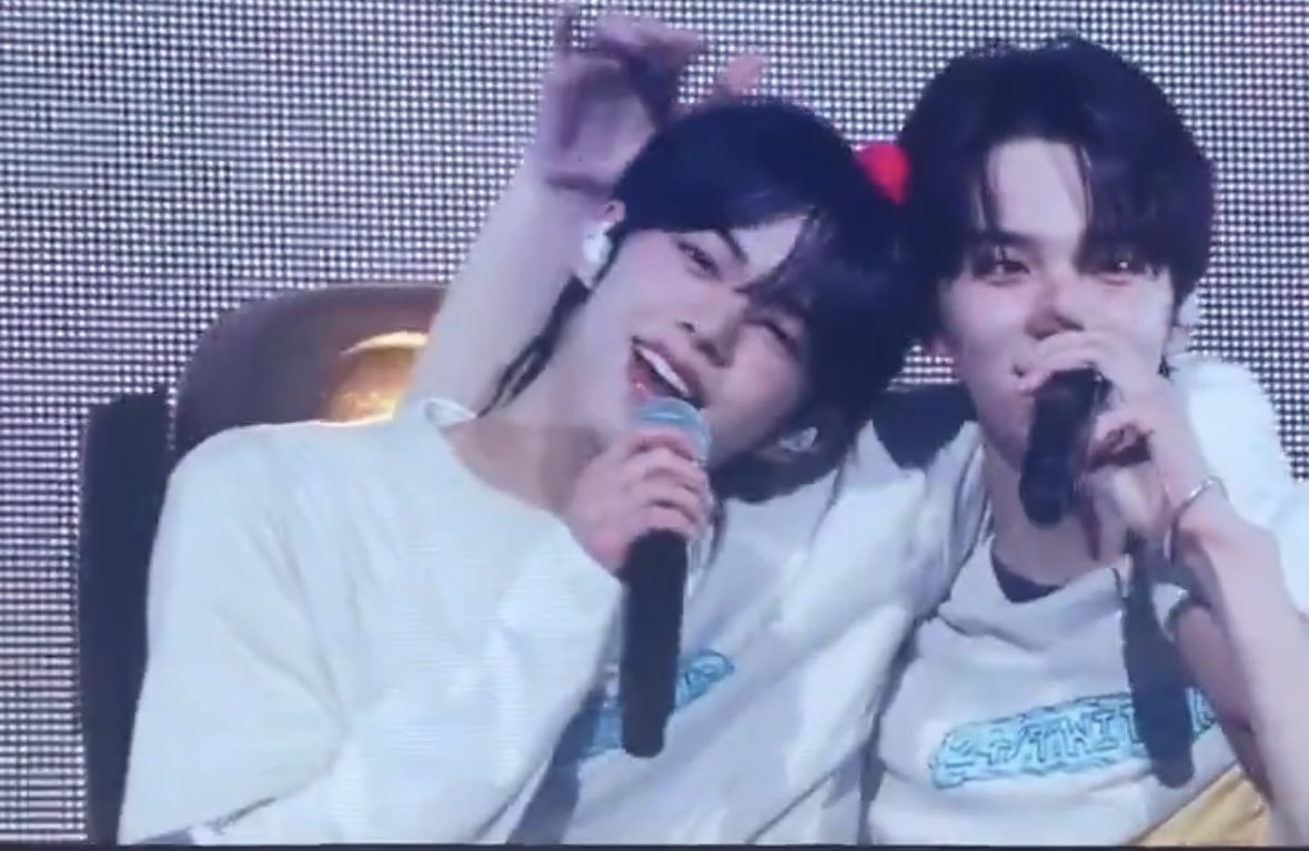 puppyou___'s tweet image. 도훈이 머리 장식 계속 쓰담쓰담해주고 
가운데 폭 파여있던건지 거기에 손꾸락 계속 넣고 있음 ㅋㅋㅋㅋㅋㅋㅋㅋㅋㅋㅋ안정적인가?