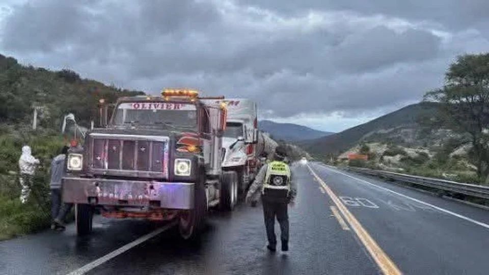 enriquemunozFM's tweet image. Asesinan a operador de trailer con hidrocarburos durante asalto en la carretera Cuacnopalan-Oaxaca.
Una vez más, la violencia e inseguridad en poder de las carreteras del país.