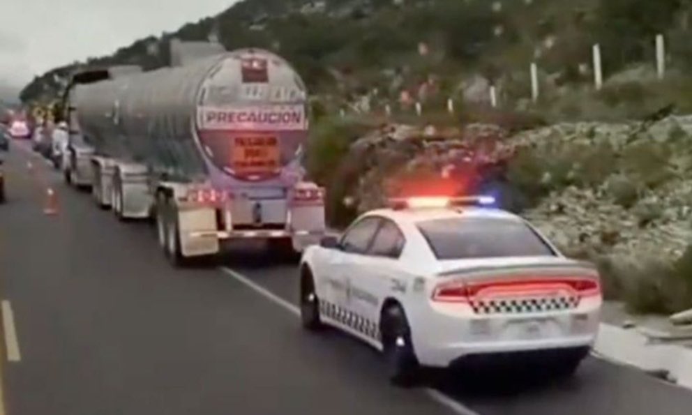 enriquemunozFM's tweet image. Asesinan a operador de trailer con hidrocarburos durante asalto en la carretera Cuacnopalan-Oaxaca.
Una vez más, la violencia e inseguridad en poder de las carreteras del país.