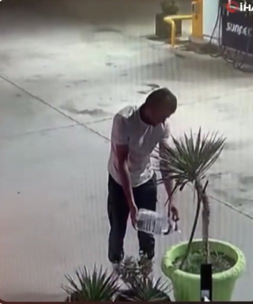 Terörist olduğu tahmin edilen bu şahıs orman yakmaya gidiyor…

Ama kafama takılan:
Şahıs; ağaç yakmaya giderken, benzin alacağından dolayı bidondaki suyu boşaltıyor..
Ama nereye?
Ağaca.

Bir kediye mama verip, diğerini öldürmek gibi

#bursayanıyor
#KarabükYanıyor
#TürkiyeYanıyor