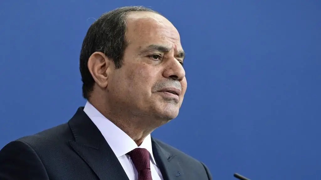 أطفال غزة ورجالها ونسائها يتساقطون على الأرض جوعًا لأن الخائن المصري يغلق معبر رفح ويمنع المساعدات ويساهم في تطبيق الحصار الإسرائيلي على غزة.