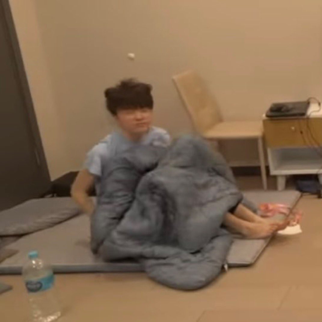 hide_on_Moja's tweet image. 자다일어나서 귀 못숨긴 혁님