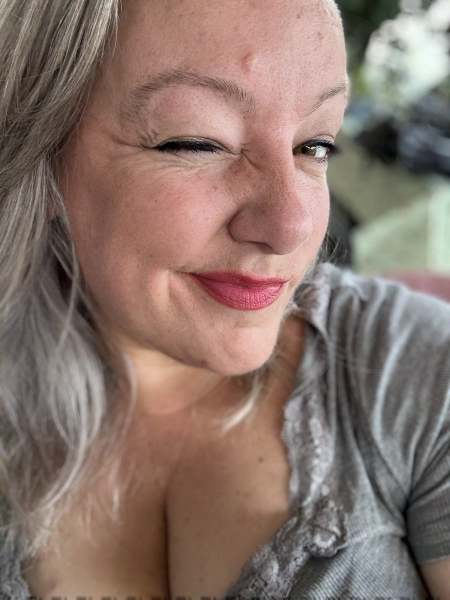 Ik ben Tara, 40, Docent Engels en beeldende kunst, en ondernemer bij TaraKiekt.
Ik heb gestudeerd, twee gezonde kinderen, eigen huis, auto, een sociaal leven en een pracht van een man in m’n leven tegenwoordig. 

Ik ben gelukkig en tevreden.
Weet je wat ik ook ben?
Dik.
Boeiend.