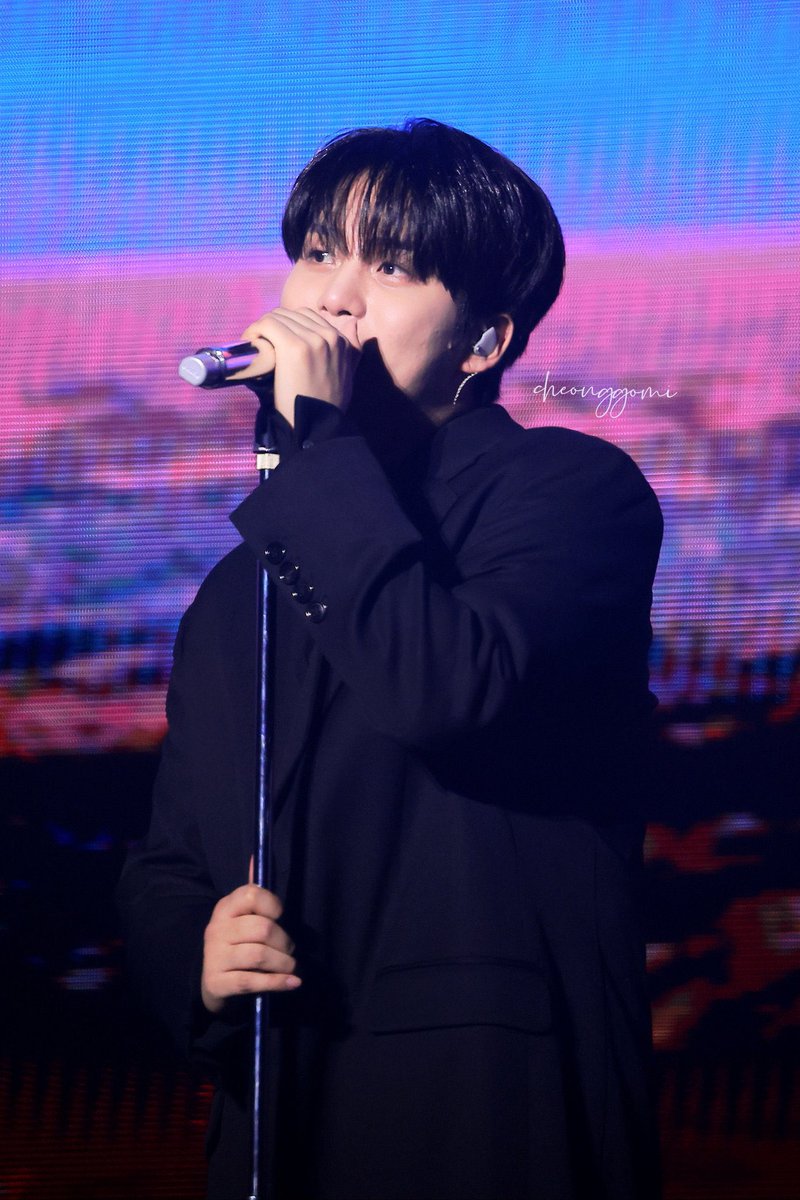 bhodduck's tweet image. Q. ๋ผ์ด๋ธ ๊ณต์ฐ ์ ์ ๊ธด์ฅํ๋ ๋ถ ๊ณ์ ๊ฐ์? ์ด๋ป๊ฒ ๊ทน๋ณตํ์๋์?
๐งธ : ์์งํ ์ ๋ ๋ฌด๋์ ์ค๋ฅด๊ธฐ ์ ์๋ ๊ธด์ฅํด์. ํ์ง๋ง ๊พธ์คํ ์ฐ์ต๊ณผ ๋ง์ธ๋ ์ปจํธ๋กค์ ํตํด ๊ธด์ฅ์ ์กฐ์ ํ๋ ๋ฒ์ ๋ฐฐ์ ์ด์. ๋จธ๋ฆฟ์์ผ๋ก ๊ณต์ฐ ์ํฉ, ์ ๊ฐ ์ด๋๋ก ์์ง์ผ์ง, ๊ฐ ํํธ๋ฅผ ์ด๋ป๊ฒ ๋ถ๋ฅผ์ง ์์ํ๋ฉด์ ์ง์ค๋ ฅ์โฆ