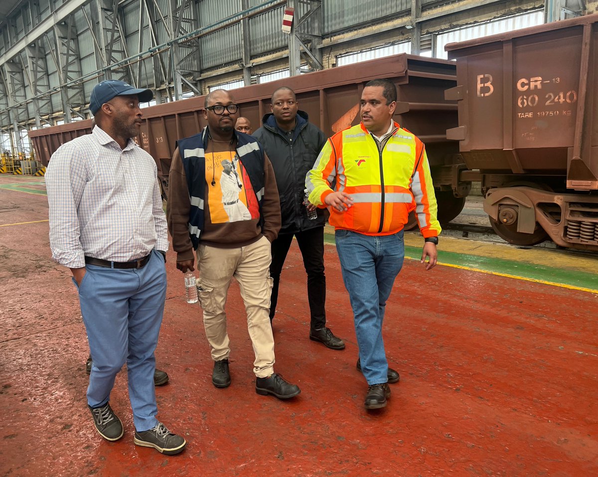 TE_Transnet's tweet photo. Visible Felt Leadership (VFL) by the @follow_transnet Group Chief Operating Officer, Solly Letsoalo and @ReliableTFR Chief Executive Russell Baatjies at our Salt River Plant earlier.
#Transnet
#ReinventForGrowth
#transnetengineering https://t.co/b42Y9FO4in