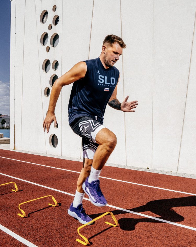 M_Robertson100's tweet image. Ok aggregation sites, new pics from Men’s Health Mag of Luka working out THIS SUMMER. Now you don’t have to use old ones anymore

(The circle of Luka’s leanness and people’s opinion on it)