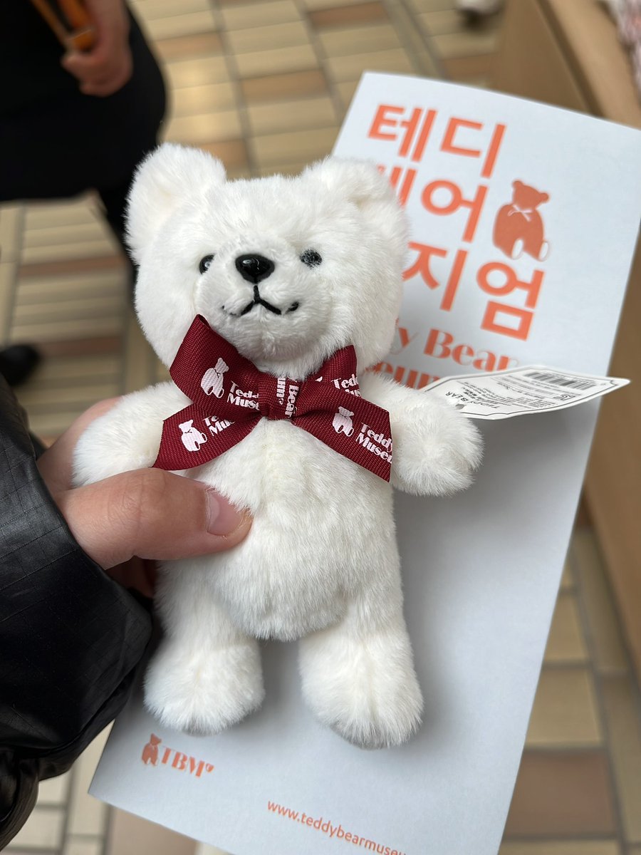 wiki_363's tweet image. #rt
어제 갔던 7스코페에서 키링 인형(사진참고)이 사라졌습니다
크기는 제 손바닥만합니다
테디베어 뮤지엄에서 산거라 1~2만원 정도로 가격대도 있는 물건입니다. 게다가 지인 분께서 사주신거라 꼭 찾고 싶습니다
가져가셨다면 돌려주시길 바라며, 만약 잃어버린 걸 발견하셨다면 꼭 알려주세요