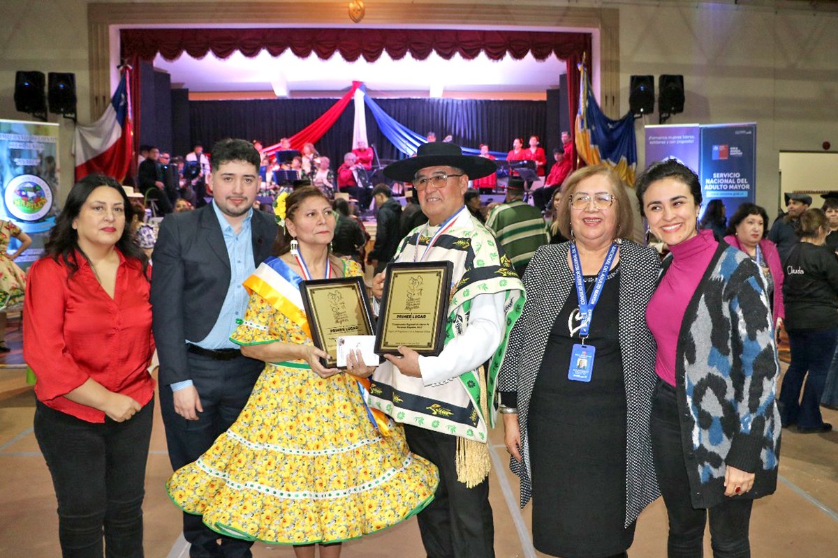 DPRMagallanes's tweet image. 🇨🇱 En el gimnasio del Liceo María Auxiliadora de Punta Arenas y con una alta convocatoria se realizó el Tercer Campeonato Regional de Cueca organizado por el Servicio Nacional del Adulto Mayor (SENAMA).
¡Felicitamos a todos quienes fueron parte de esta tremenda actividad! 💃🏻