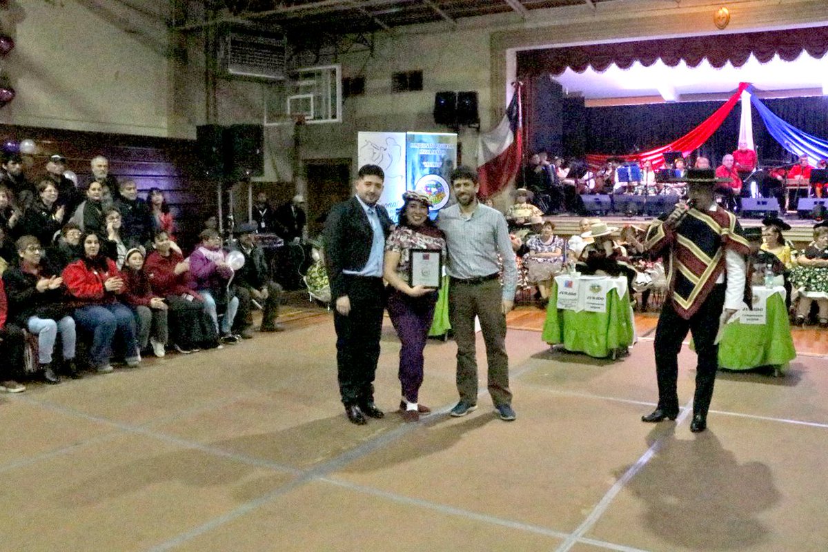 DPRMagallanes's tweet image. 🇨🇱 En el gimnasio del Liceo María Auxiliadora de Punta Arenas y con una alta convocatoria se realizó el Tercer Campeonato Regional de Cueca organizado por el Servicio Nacional del Adulto Mayor (SENAMA).
¡Felicitamos a todos quienes fueron parte de esta tremenda actividad! 💃🏻