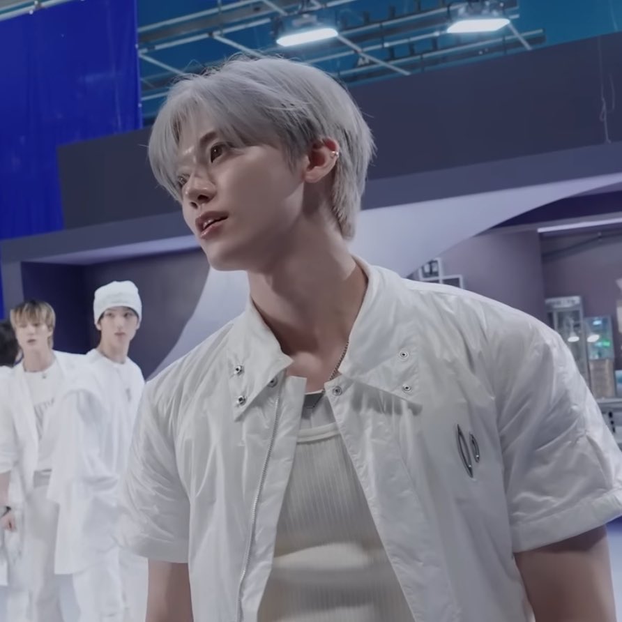JEN0HOLIC's tweet image. i can&apos;t believe jaemin just walks around looking like that wow