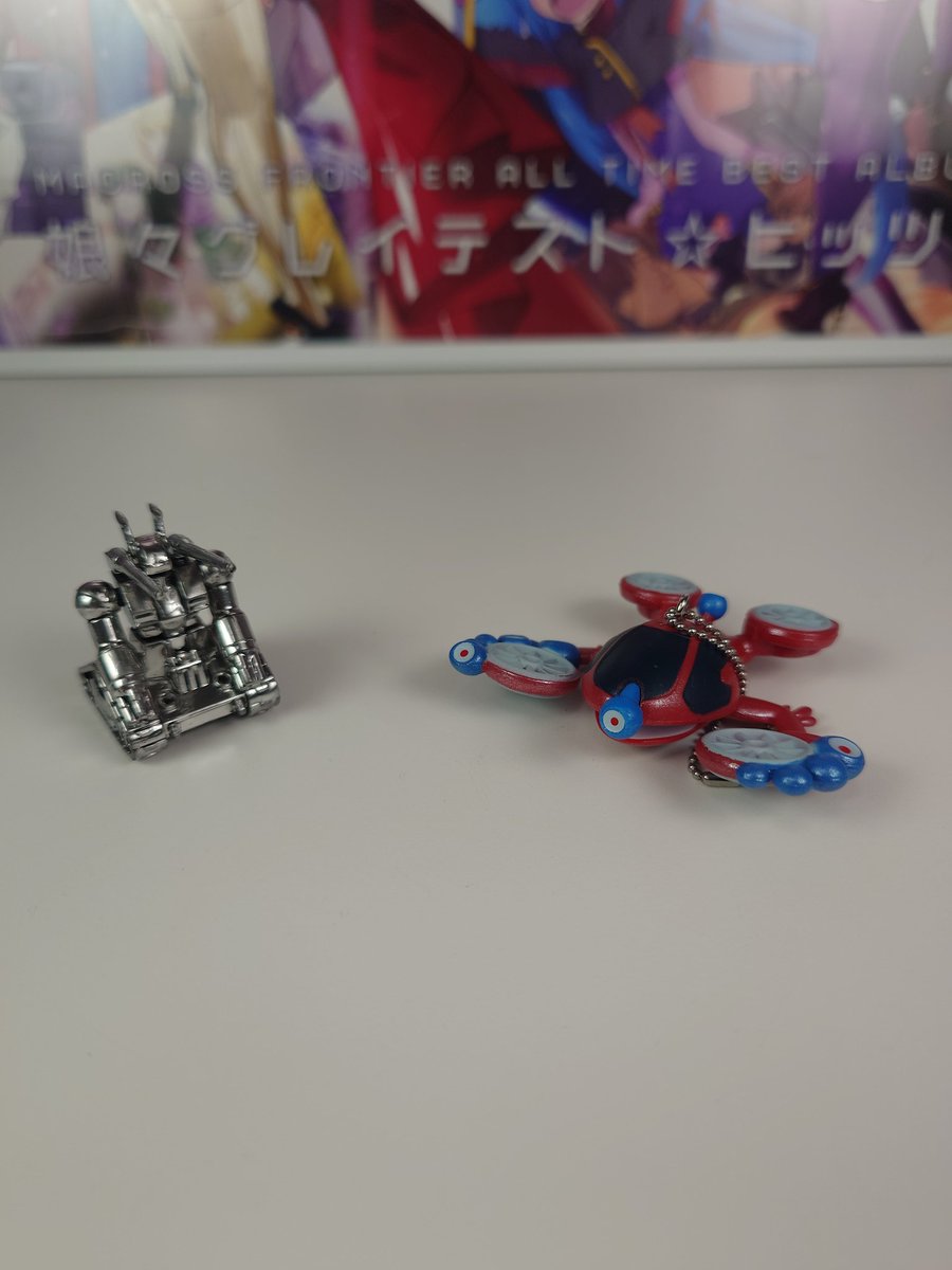 simsim5479's tweet image. ラッキードローの戦果報告の前に、今回の遠征で頂いたものを。

機巧士さんからアナザーカラーメタリックver.の空飛ぶミャクミャク、ゴリラさんからはチョコサプの塗装済みガンキャノン。