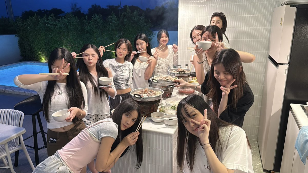 HallOfFameFB's tweet image. ( 📸🐶 — #HoopBNK48 ig story update )
w/ #GraceBNK48 #EarthBNK48 #MonetBNK48 #PeakBNK48 #KaofrangBNK48 #YayeeBNK48 #MeanBNK48 #EarnBNK48 #PancakeBNK48
#FameBNK48 #BNK48
#FameQUADLIPS #QUADLIPS