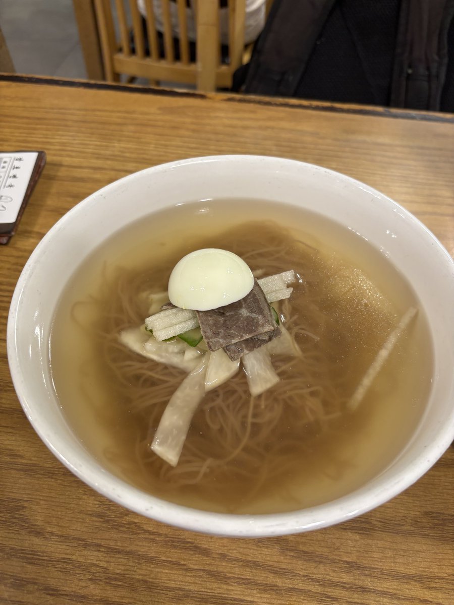kawanegi's tweet image. ソウルの晩ごはんは南浦麺屋で冷麺をいただきます😋

今日は暑かったのでさっぱりして美味しいのです😋