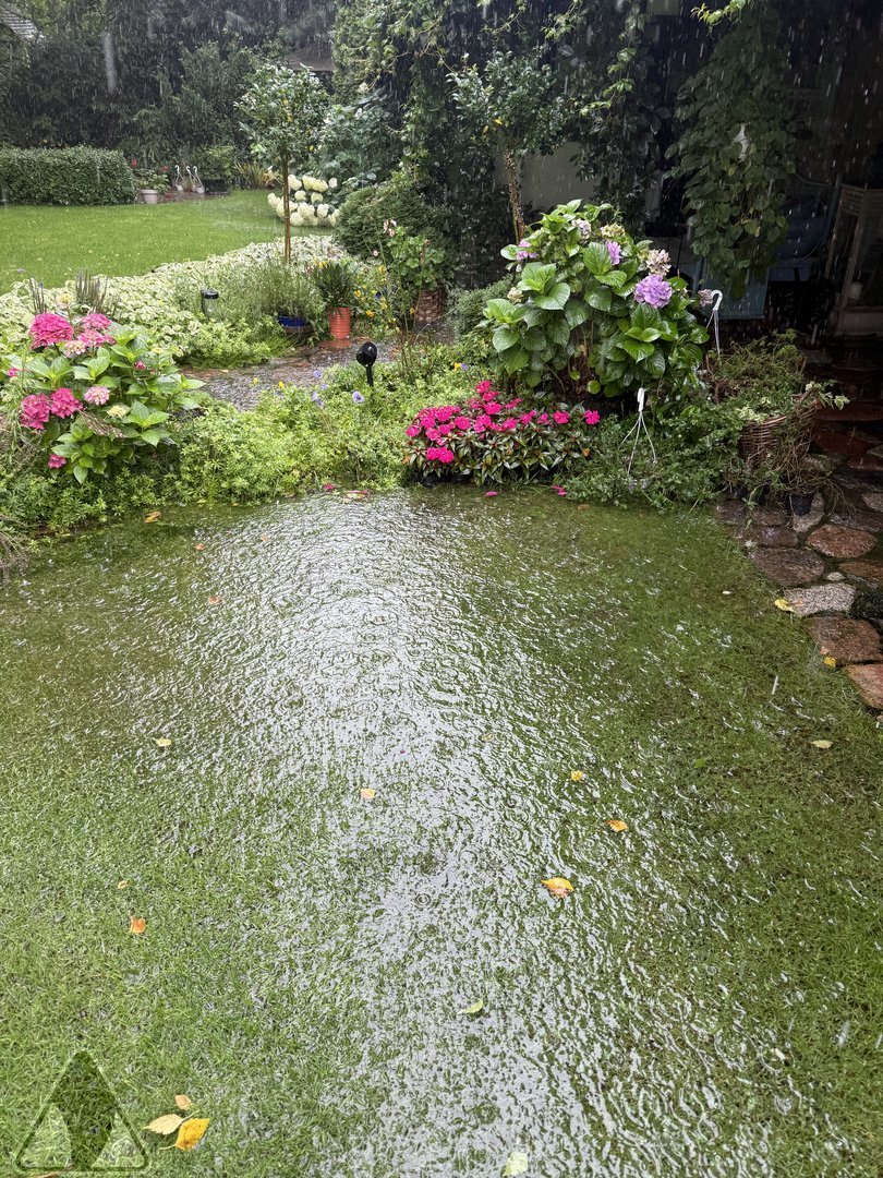 SOB_pl's tweet image. W centrum kraju mamy coraz więcej wody. Niestety.
📷 Użytkownik Systemu Raportów, Piotrek, Brwilno Dolne
@IMGWmeteo @MeteoprognozaPL @meteo_expert #obserwatorzyburz #burza #pogoda #deszcz #polska #lato #burze