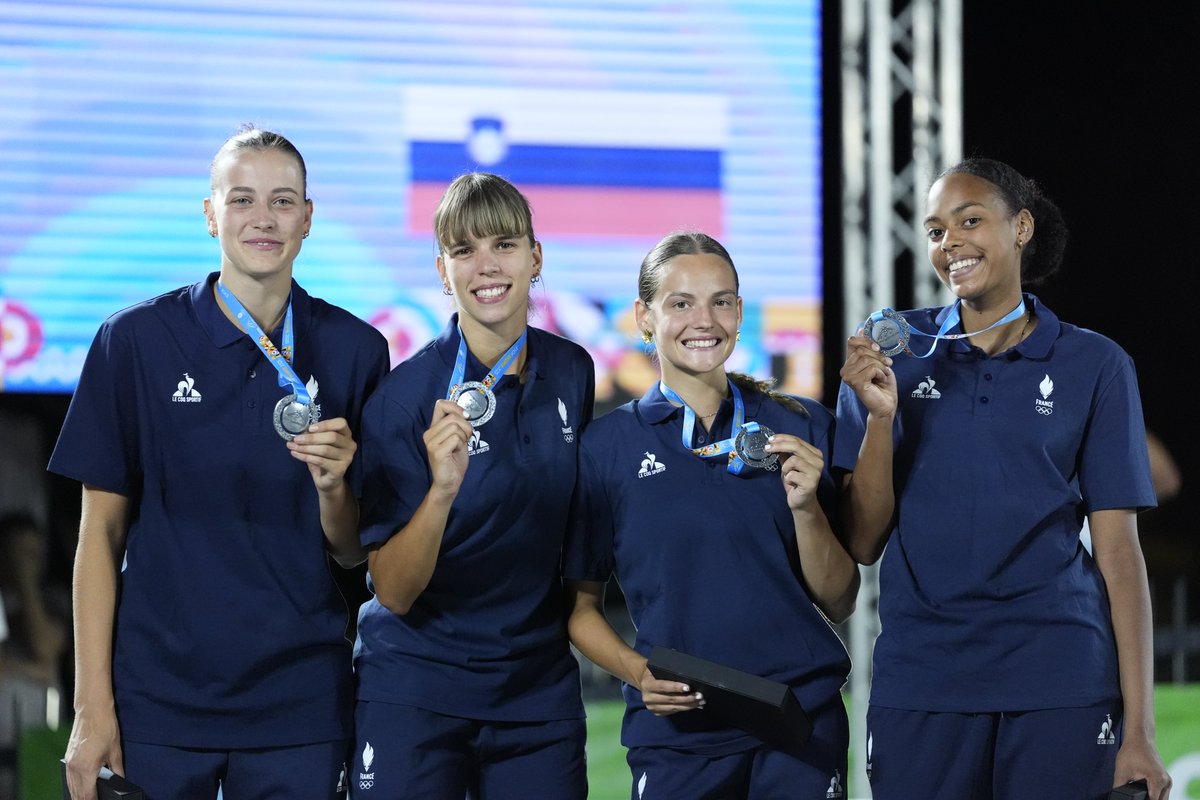 3x3ffbb's tweet image. Double médaille 𝐝'𝐚𝐫𝐠𝐞𝐧𝐭 pour nos U18 à Skopje ! 🥈
Les Bleuet(te)s repartent du Festival Olympique de la Jeunesse Européenne (FOJE) avec une belle médaille autour du cou 👏🇨🇵
🔗 cutt.ly/8rAC3ik9