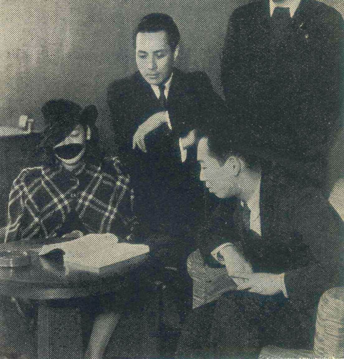 5Te6IA0NzW6JEYj's tweet image. 昭和13年(1938年)、映画『田園交響楽』で山本薩夫監督らと打ち合わせをしている原節子です(黒マスクの女性)。当時18歳ですが風格ありますね。