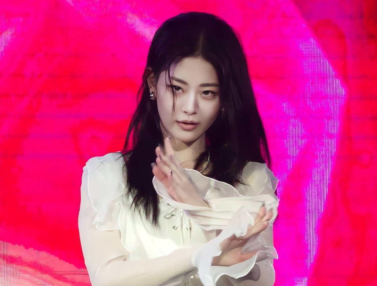 coffffeeee1234's tweet image. ㅅㅂ난 걍 박복한 고딩 파고있었는데
갑자기 존나여자. 되셔서 저 지금 낯가리거든요
진짜 직캠속 여성이랑 어색해져서 안 봄🗿