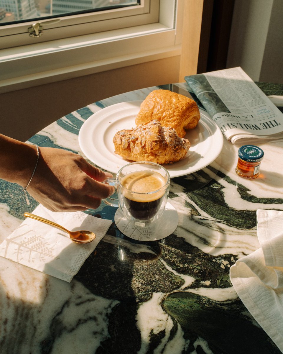 A table with the best view in San Francisco? Room service made it happen.
Breakfast, lunch, and dinner, no lines, no dress code, just sky-high indulgence.